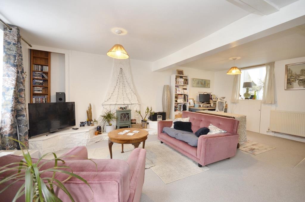 Lot: 53 - CHARACTER TERRACED TWO-BEDROOM COTTAGE - Living room